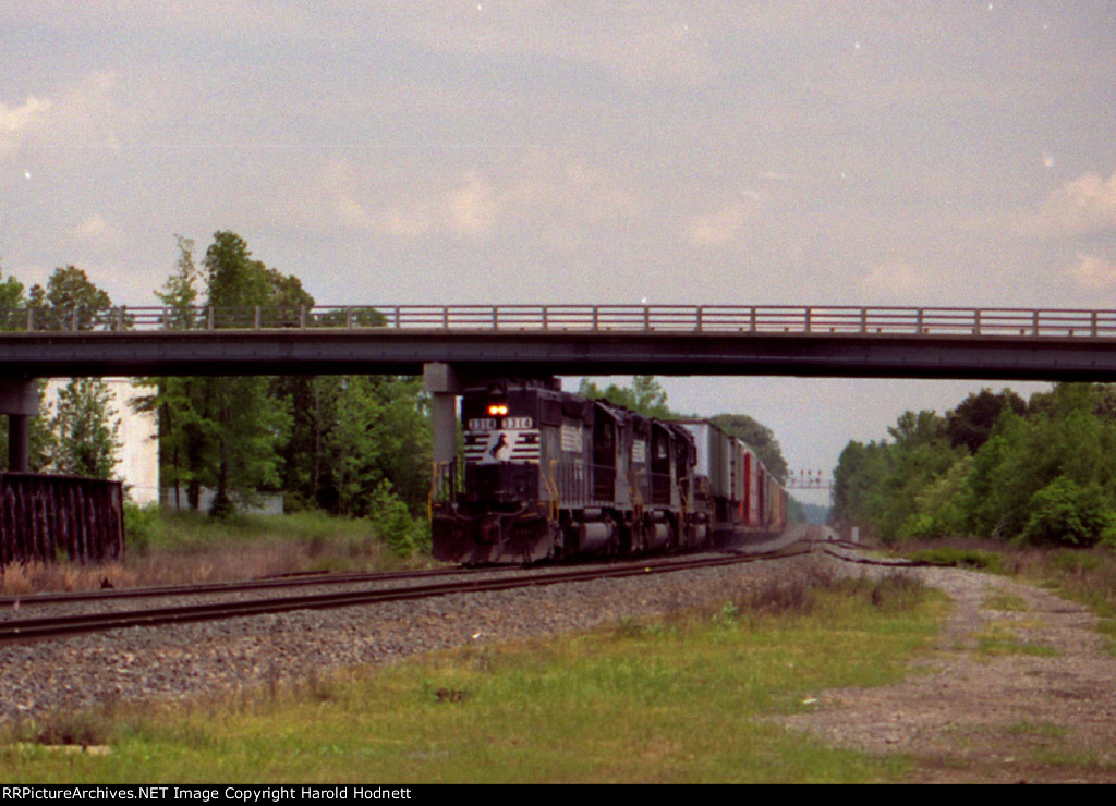 NS 3314 leads a train southbound